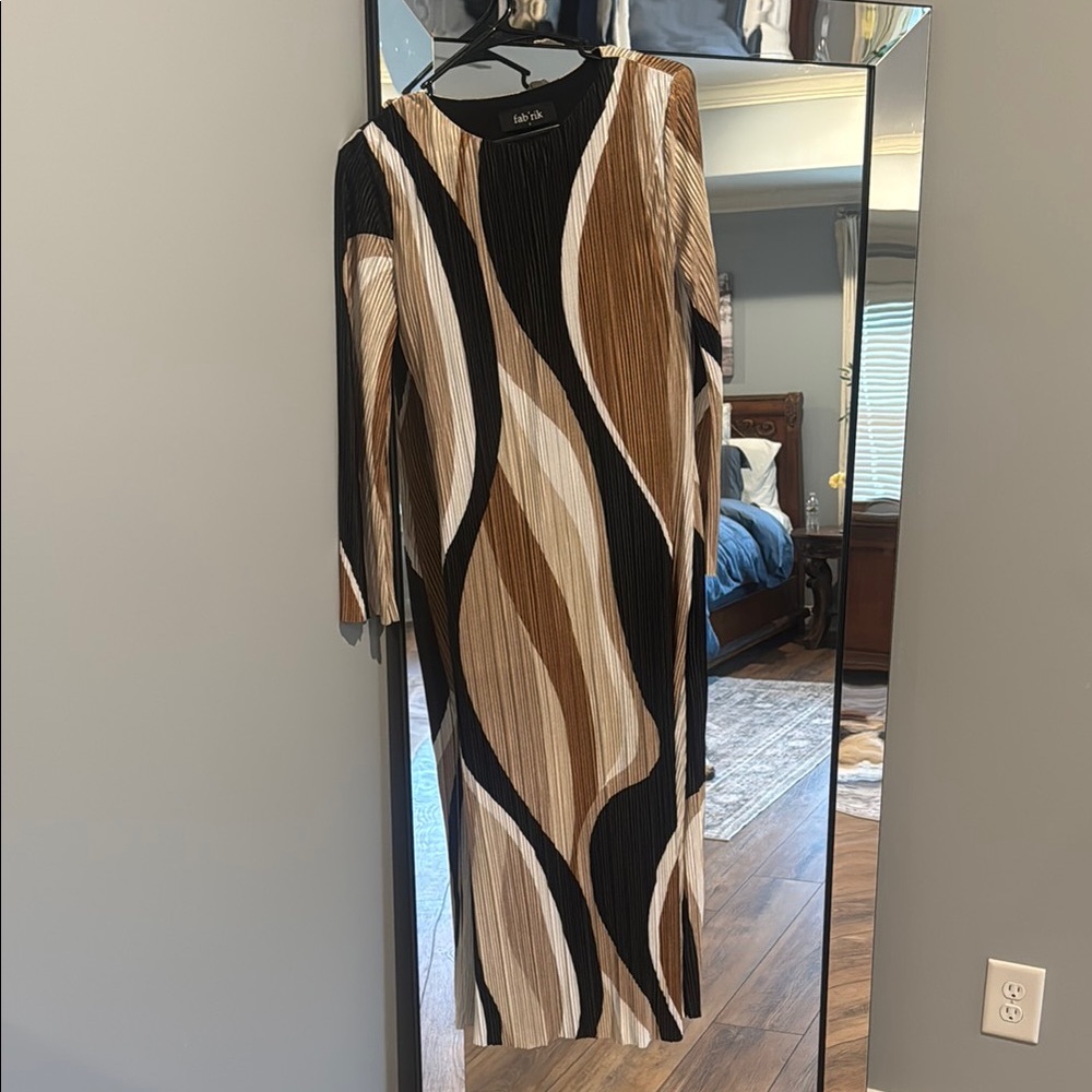 Fabrik Elegant Women's Dress with Abstract Pattern Size Small